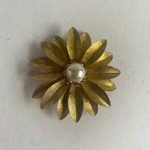 ⭐️ LAST CHANCE SALE! ⭐️ Vintage Gold Tone Flower Brooch with Pearl